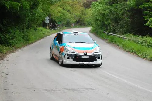 Brescia, auto esce di strada durante un rally: un morto e un ferito