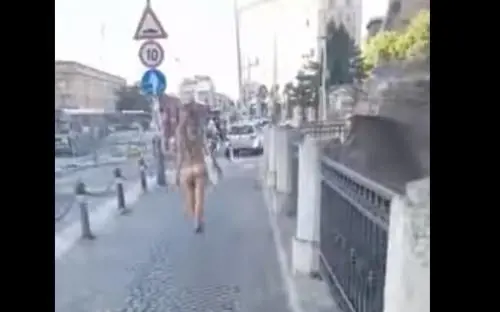 Girava nuda per Bologna: "Me l'ha detto lo psicologo"