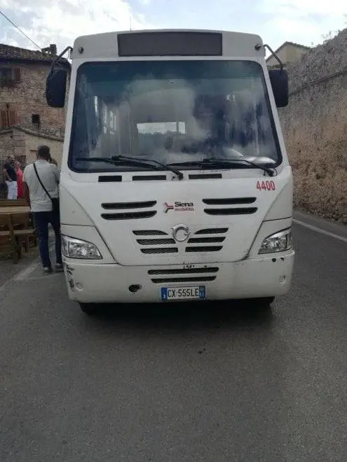 Immigrato senza biglietto accoltella autista del bus: doveva essere espulso