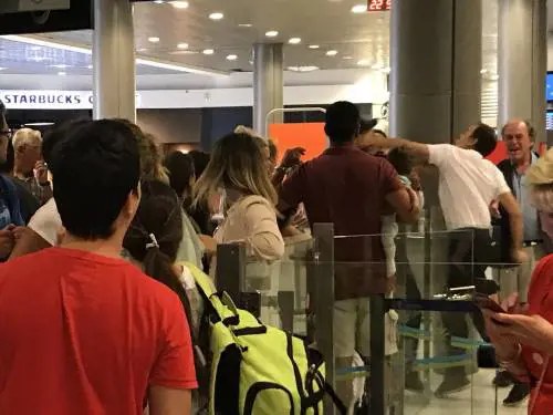 Nizza, volo in ritardo: dipendente prende a pugni in faccia un passeggero