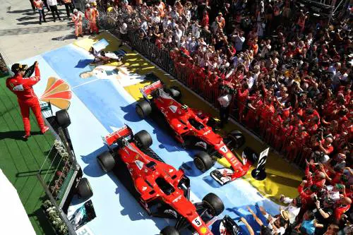 Vettel, sterzata mondiale. Ma il capolavoro di Lewis è un gesto d'altri tempi