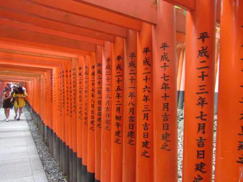 Le mille porte di Fushimi Inari, dove vive lo spirito della volpe