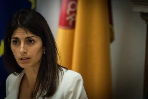 Raggi esegue un altro ordine. Dimezzato l'assessore ribelle
