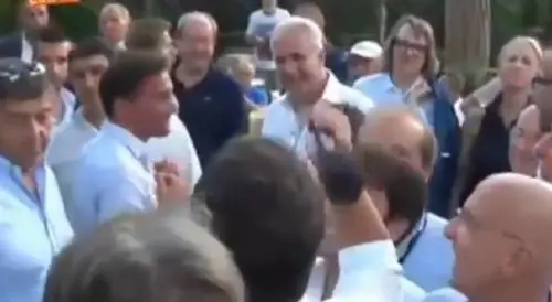 Non gradisce la domanda. E Renzi strappa e lancia il microfono della giornalista