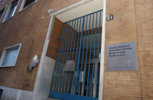 Milano, la Scuola Svizzera capitola e cancella il regolamento anti-disabili