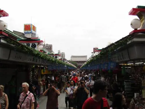 Asakusa, dove all'ombra del Tuono nuotano le carpe
