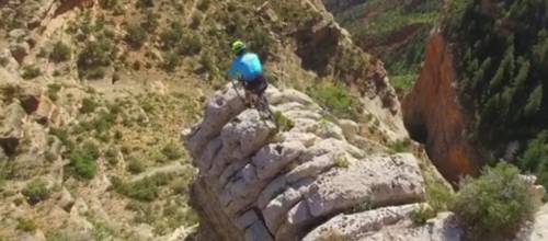Brumotti sfida la morte tra le gole del Grand Canyon