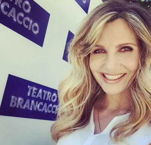 Lorella Cuccarini gela il prete sull'immigrazione: "Ci sono le regole in Italia"