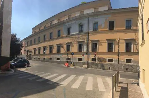 Nella scuola della Regione Lazio tra residenti abusivi, roghi, degrado