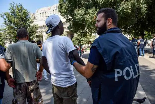 Caos profughi, il sindaco lancia un numero verde