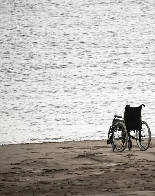 Nipoti-badanti lasciano la scuola per curare i nonni