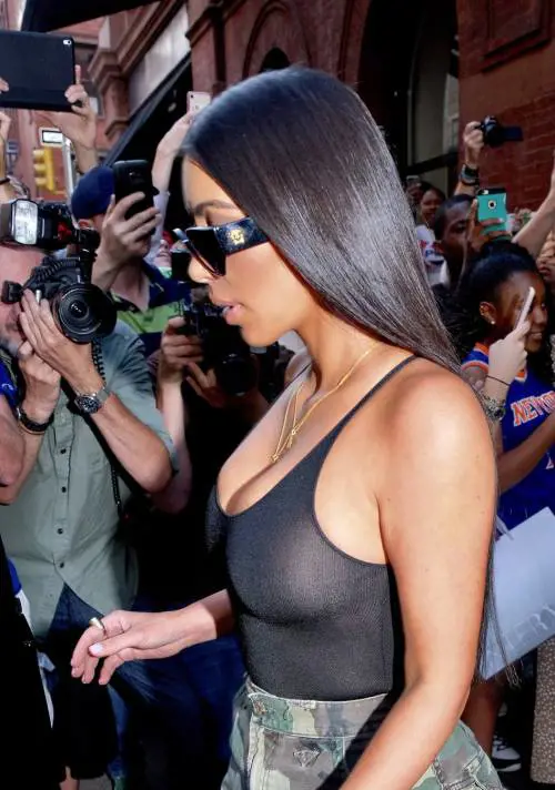 Kim Kardashian e Kendall Jenner, seno in mostra