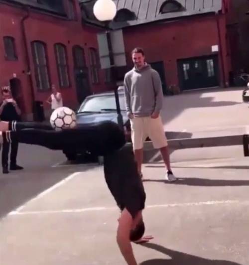 Zlatan Ibrahimovic sfida un freestyler, ma il risultato è disastroso