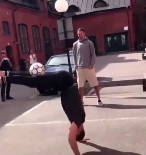 Zlatan Ibrahimovic sfida un freestyler, ma il risultato è disastroso