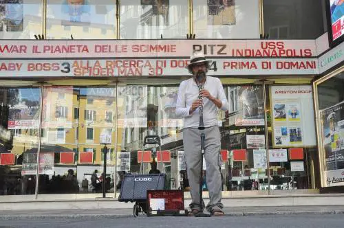 La provocazione del clarinettista multato: flash mob davanti all'Ariston