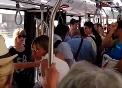 Cagliari, pakistano fermato dai controllori sul bus: insultati