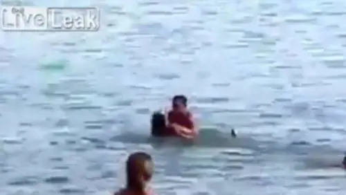 Coppia fa sesso in mare tra mamme e bambini. Ma nessuno interviene per dividerli