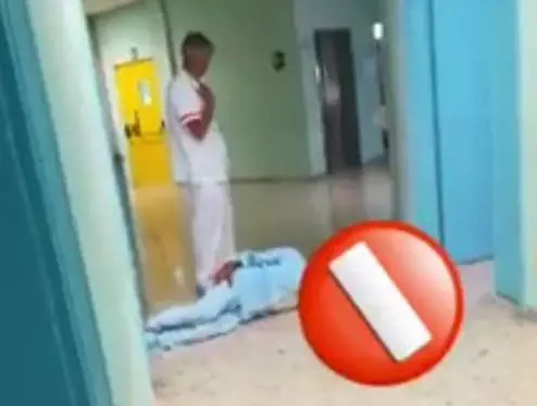 Anziano con femore rotto striscia in ospedale per protesta