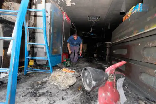 Non paga e lo cacciano dal bar: torna e lo incendia