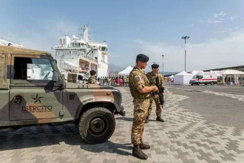 Immigrati pestano due militari. Poi uno distrugge a testate auto polizia