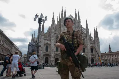 Accoltellato in Centrale: grave. "E c'è chi vuole meno soldati..."