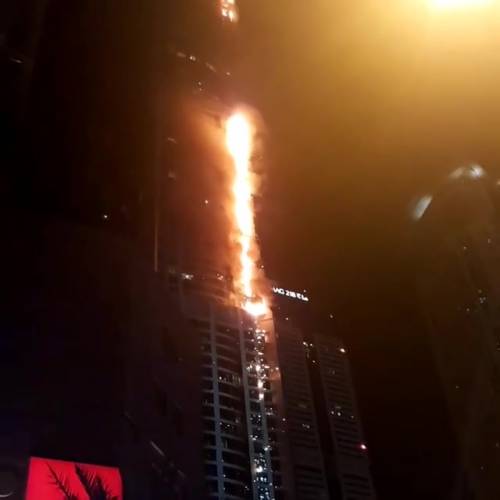 La Torch tower di Dubai ha preso fuoco per la seconda volta