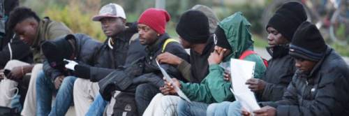 Gruppo di migranti occupa i locali del Comune di Brindisi