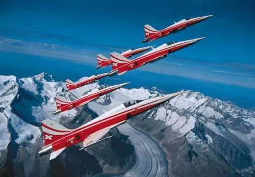 Svizzera, aereo precipita su campo estivo: 3 morti di cui due 14enni
