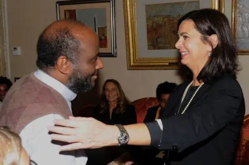 "È stato in carcere per spaccio". Bufera sul prete amico della Boldrini