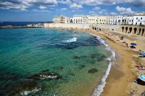 Gallipoli, posto sul balcone affittato per dieci euro