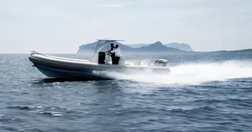 Donna cade dal gommone e viene decapitata dall'elica