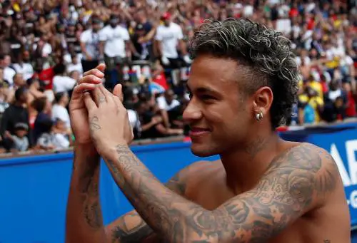 O Ney resta a guardare ma vince lo stesso. Parigi è già innamorata del suo fenomeno
