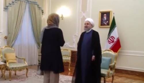La Mogherini a Teheran ​con il capo coperto