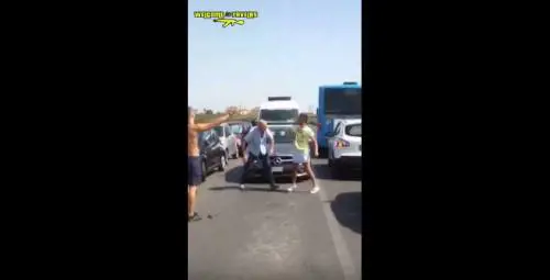 Torvaianica, lite tra autista dell'Atac e un automobilista: scatta la rissa