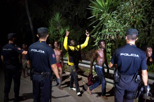 Ceuta, l'assalto dei migranti alla frontiera