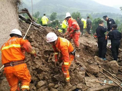 Terremoto in Cina, si scava tra le rovine