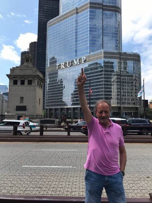 Il "compagno" Renzo Ulivieri fa il dito medio a Donald Trump