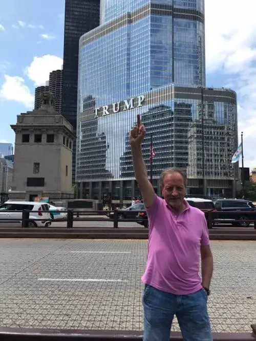 Il "compagno" Renzo Ulivieri fa il dito medio a Donald Trump