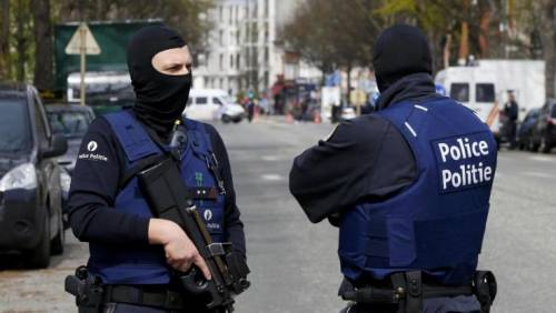 Belgio, uomo attacca polizia: ​agenti sparano, è in fin di vita