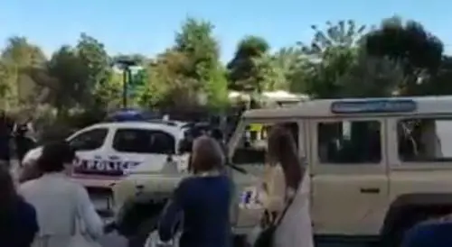 Parigi, auto travolge sei militari