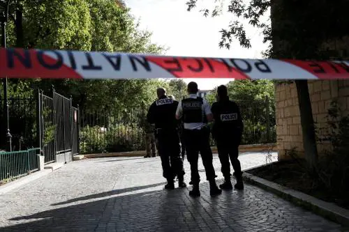 Parigi, auto travolge gruppo militari