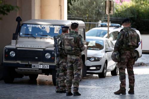 Auto contro i militari, paura a Parigi