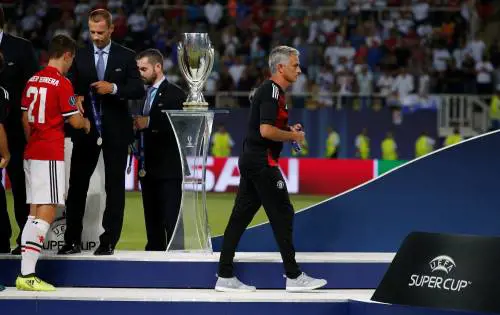 Mourinho fa felice un bambino regalandogli la medaglia: "Per lui vale oro"