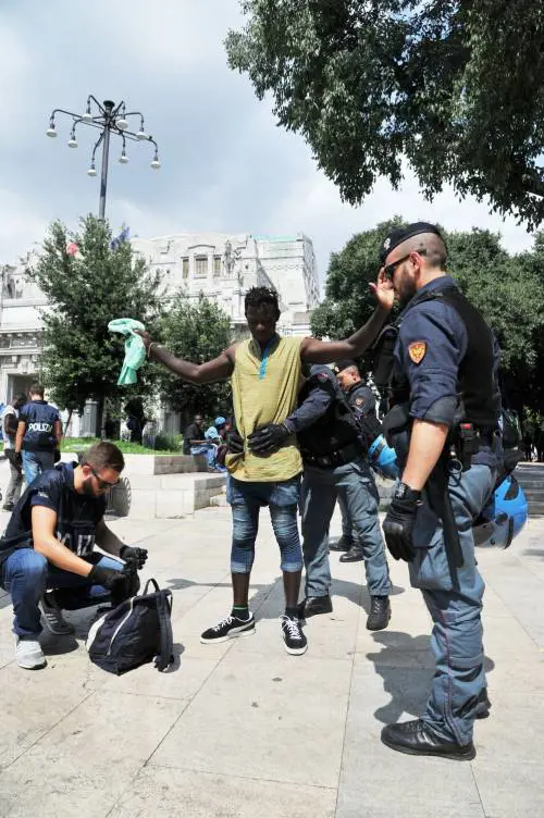 Milano, blitz anti-migranti in stazione Centrale
