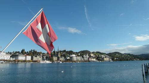 Svizzera, a Zurigo arriva il "reddito incondizionato": 2.200 per tutti
