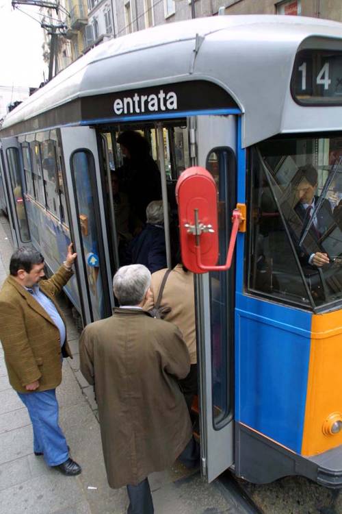 Trans aggredisce autista Atm: "Mezzi pubblici allo sbando"