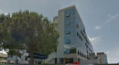 Sgombero a Cinecittà. Ma le famiglie salgono con i bambini sul tetto
