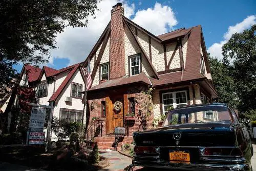 Vuoi passare una notte nella casa d'infanzia di Trump? Da oggi si può