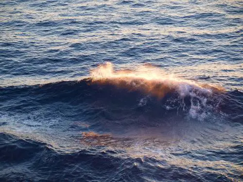 Castellabate, si tuffa in mare per salvare la figlia: muore 50enne