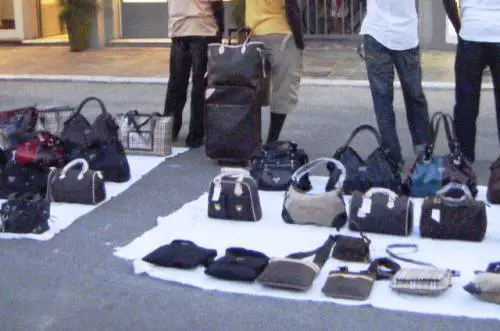 "Vendere borse taroccate non è reato se non crei danno alle case di moda"